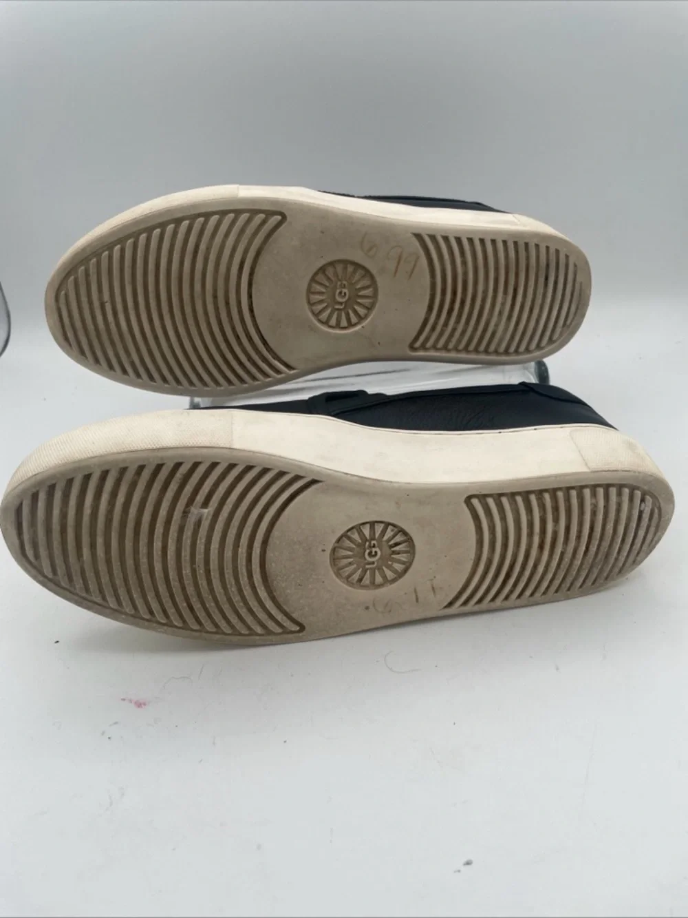 UGG‎ Women’s black leather Slip-On  Sneaker Loafer Comfort Size 8.5